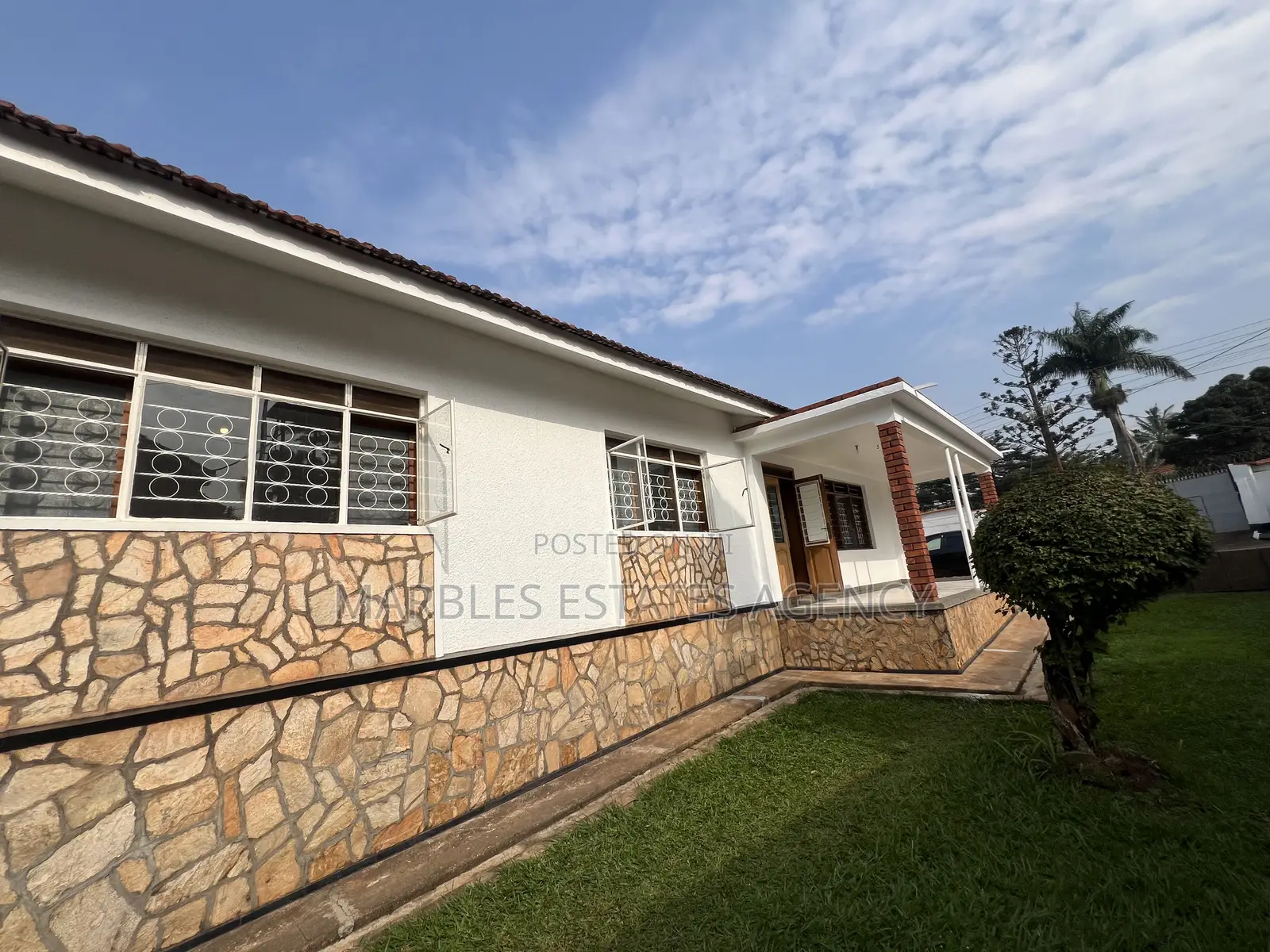 3bdrm Bungalow in Muyenga, Central Division for rent