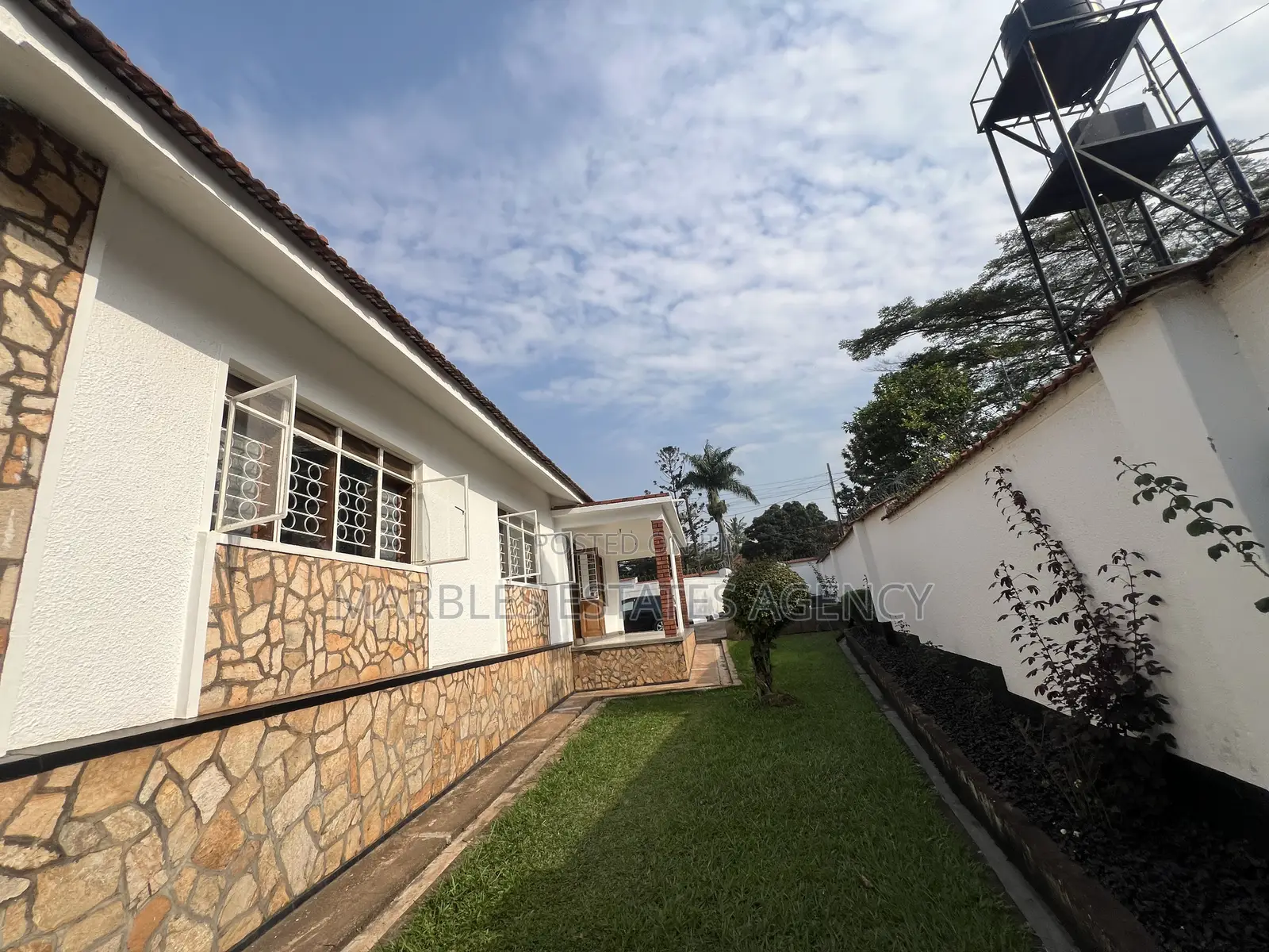 3bdrm Bungalow in Muyenga, Central Division for rent