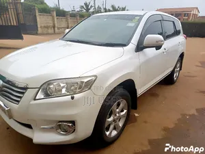 Toyota Vanguard 2010 White