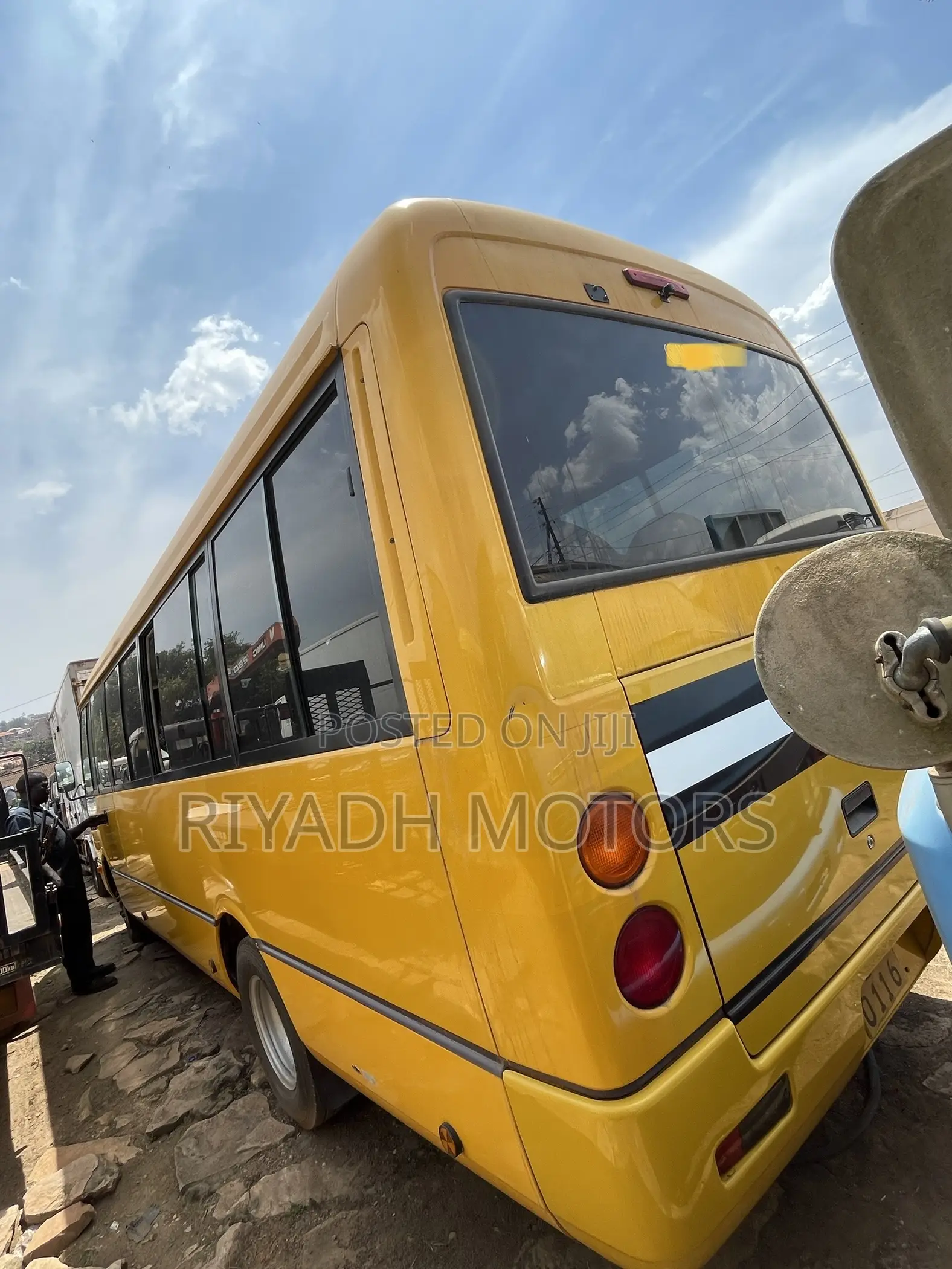 Mitsubishi Fuso Rosa 2010 Yellow