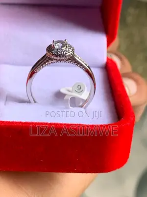 Round Brilliant Engagement Ring