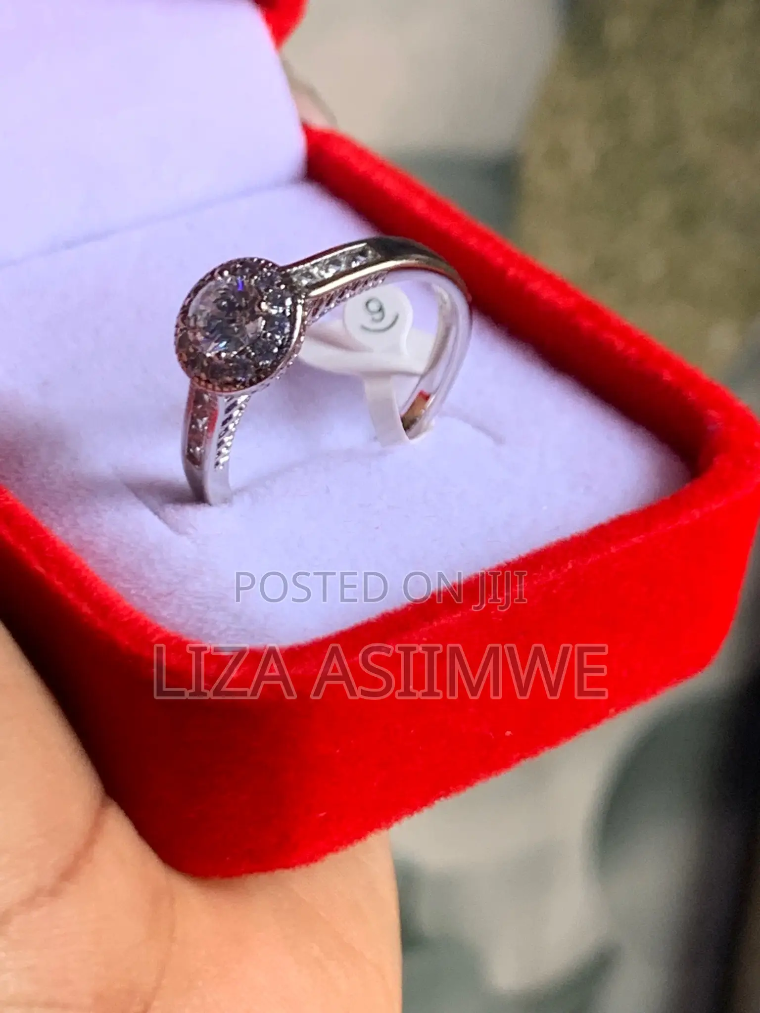 Round Brilliant Engagement Ring