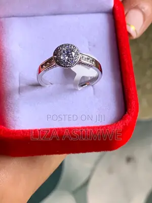 Round Brilliant Engagement Ring