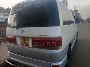 Toyota Regius 1998 White