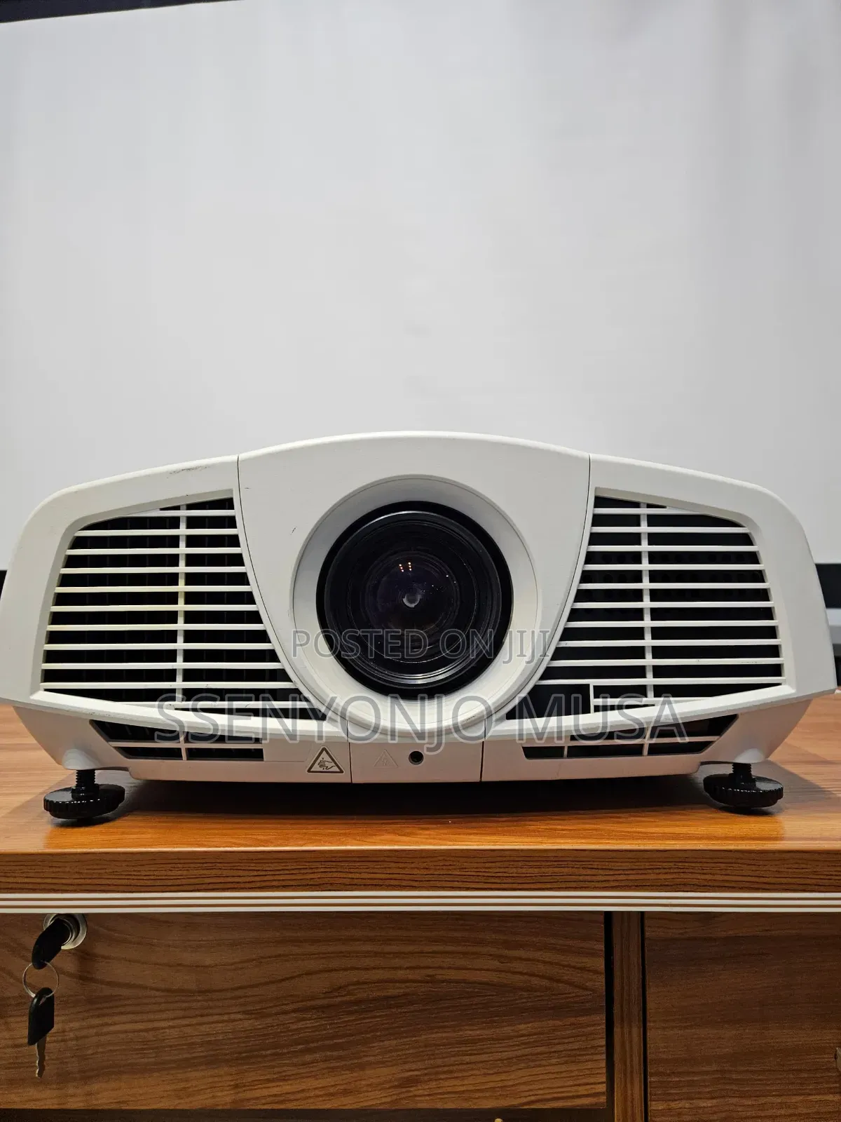 Mitsubishi XD3500U DLP Projector - 5000 Ansi Lumens,1024x768