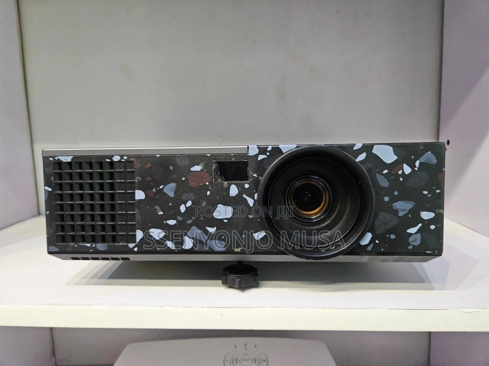 Dell 1650 Projector - 4000 Lumens, HD 720p,Portable DLP Pro-