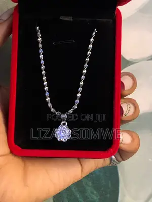 Flower Shape Inlay Solitaire Necklace