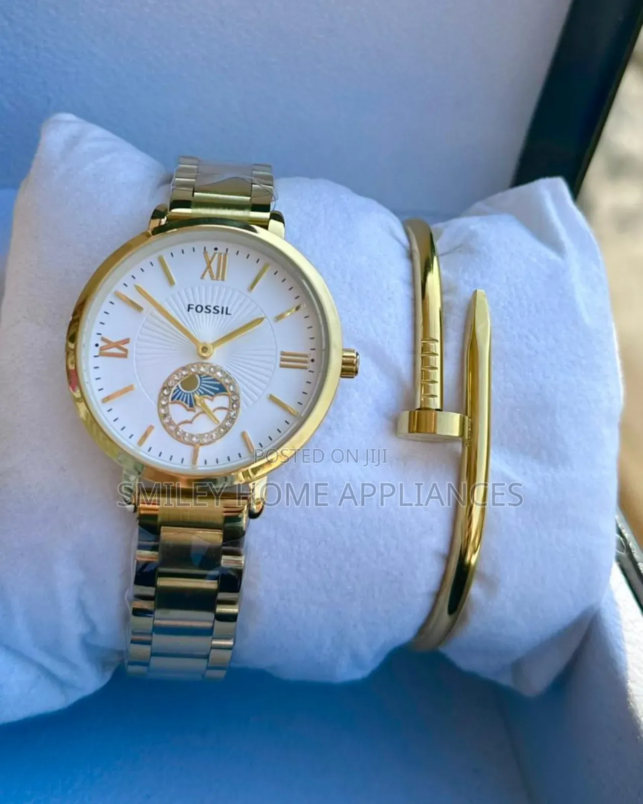 Fossil Ladies Classy Watch With a Bracelet Gold