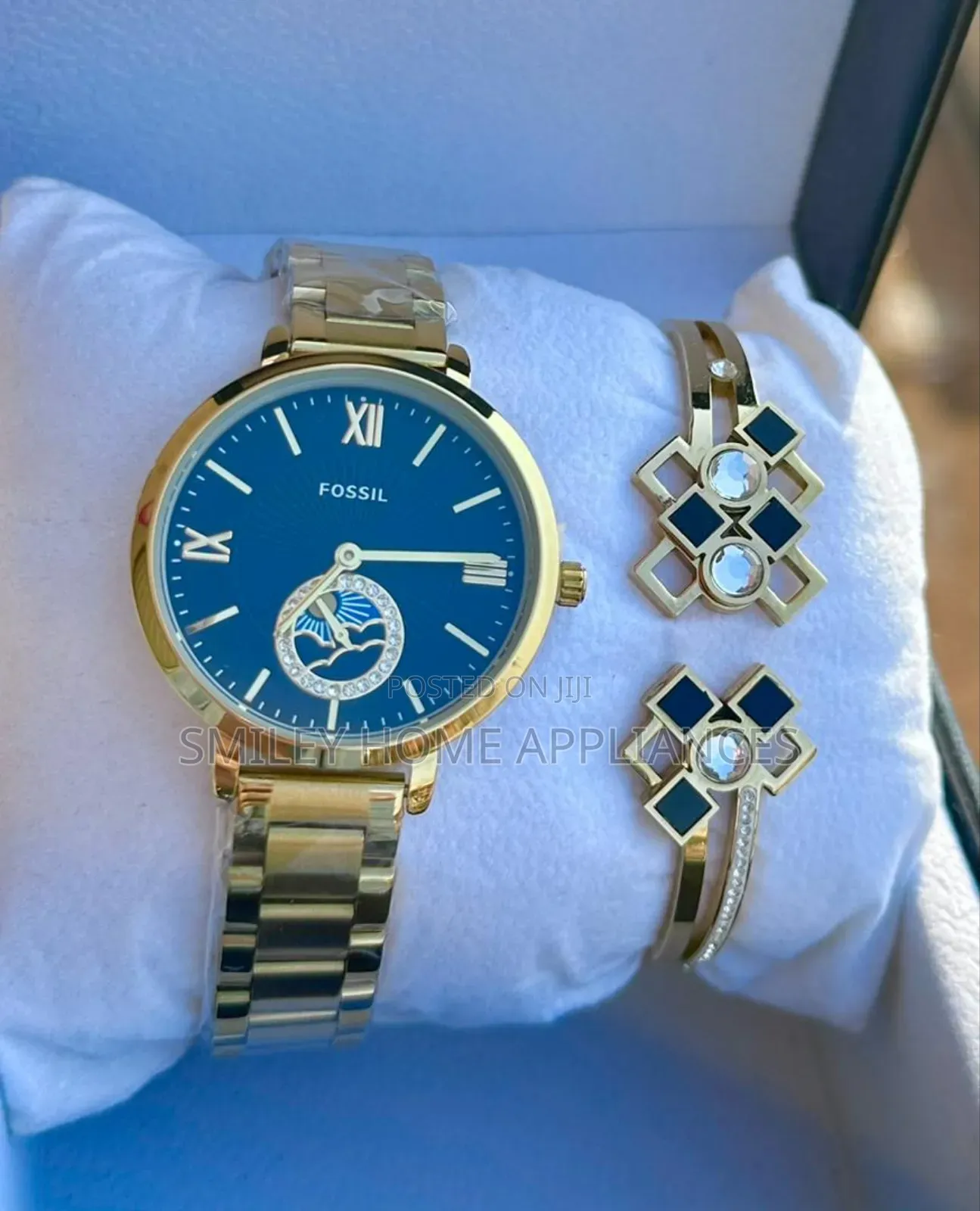Classy Ladies Fossil Wrist Watch With a Bracelet Gold Colour