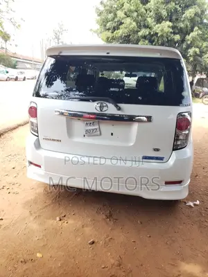 Toyota Corolla Rumion Hatchback 1.5 FWD 2010 White