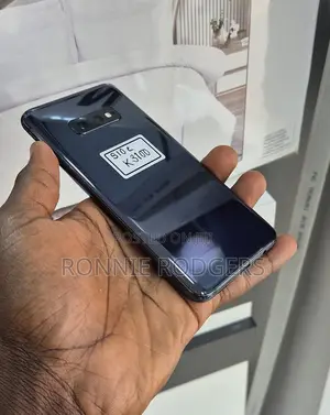 Photo - Samsung Galaxy S10e 128 GB Black
