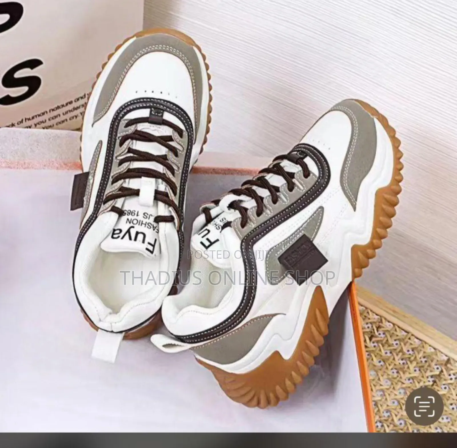 Ladys / Girls Classic Stylist Sneakers