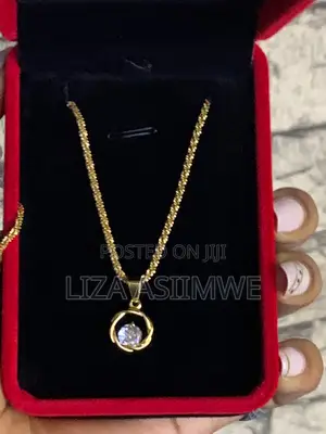 Round Lady’S Solitaire Necklace