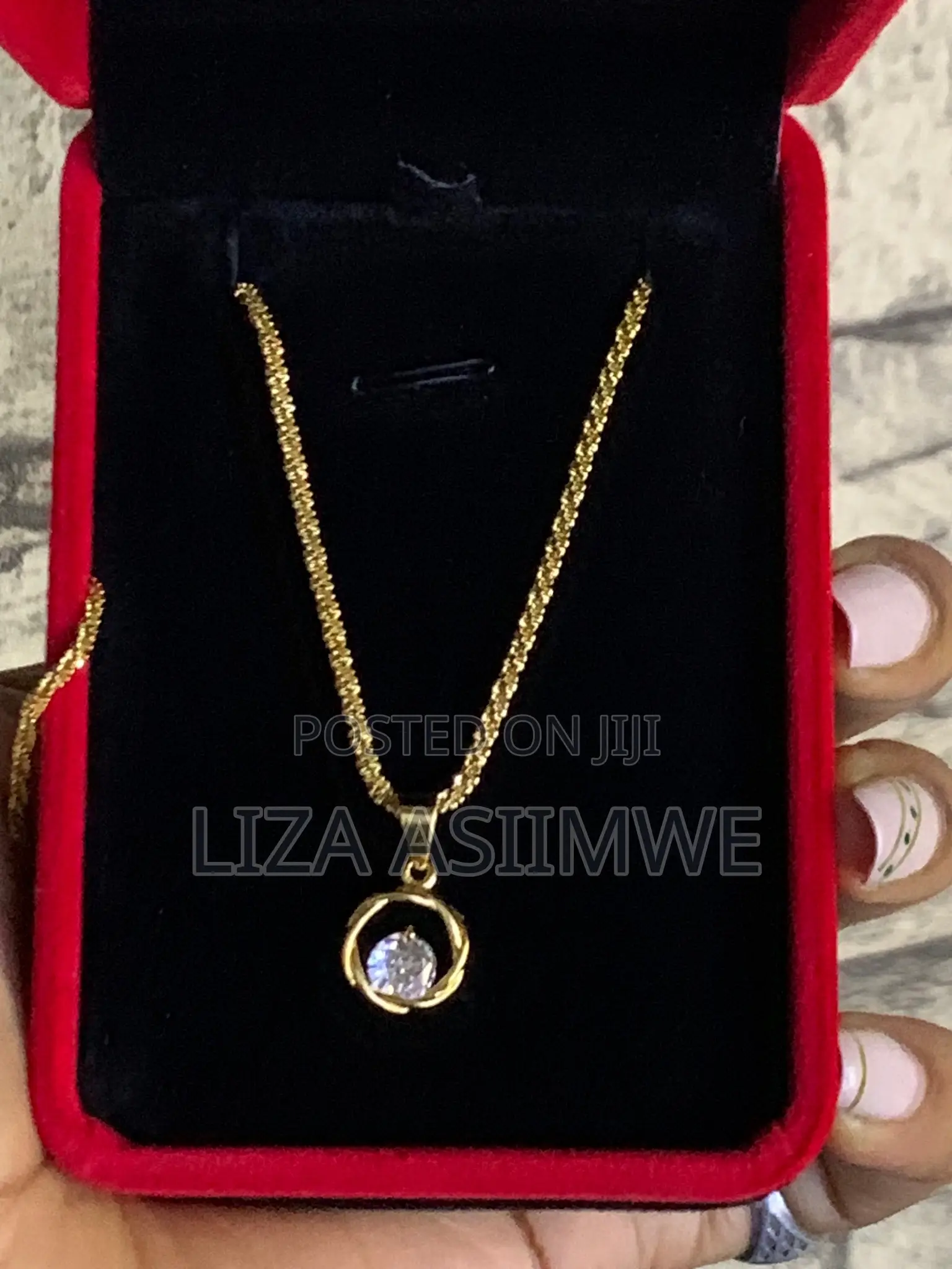 Round Lady’S Solitaire Necklace