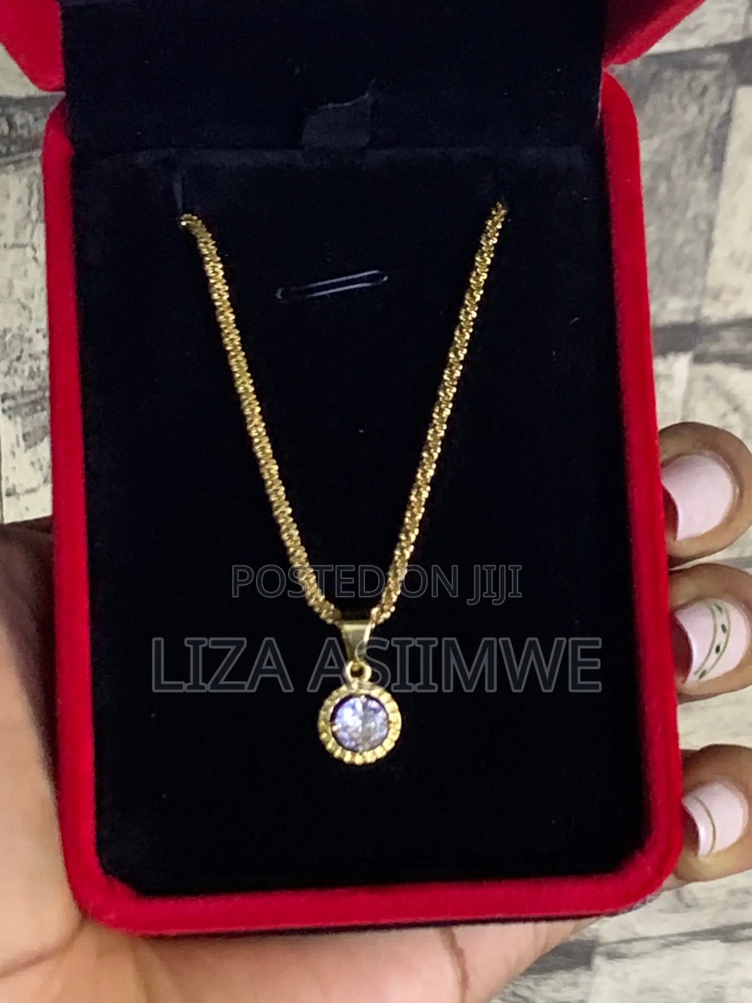 Eye Catching Round Solitaire Ladys Necklaces
