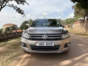Photo - Volkswagen Tiguan 2014 Gold