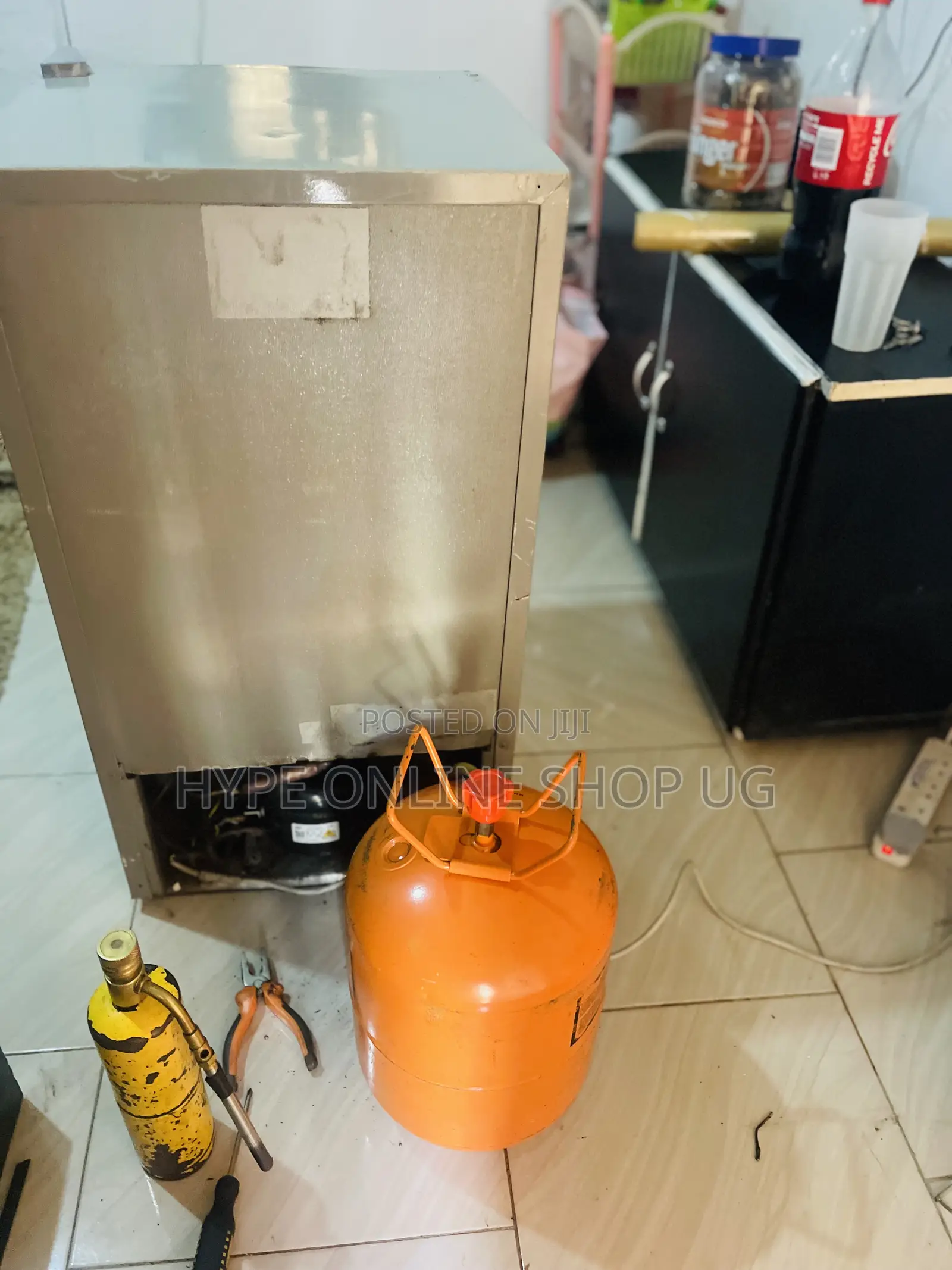 Fridge Gas Refilling Technician