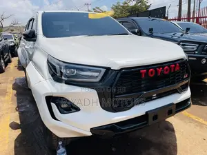 Toyota Hilux 2022 White