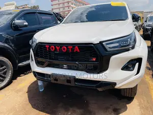 Toyota Hilux 2022 White