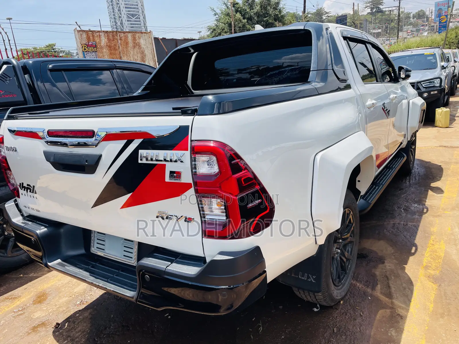 Toyota Hilux 2022 White