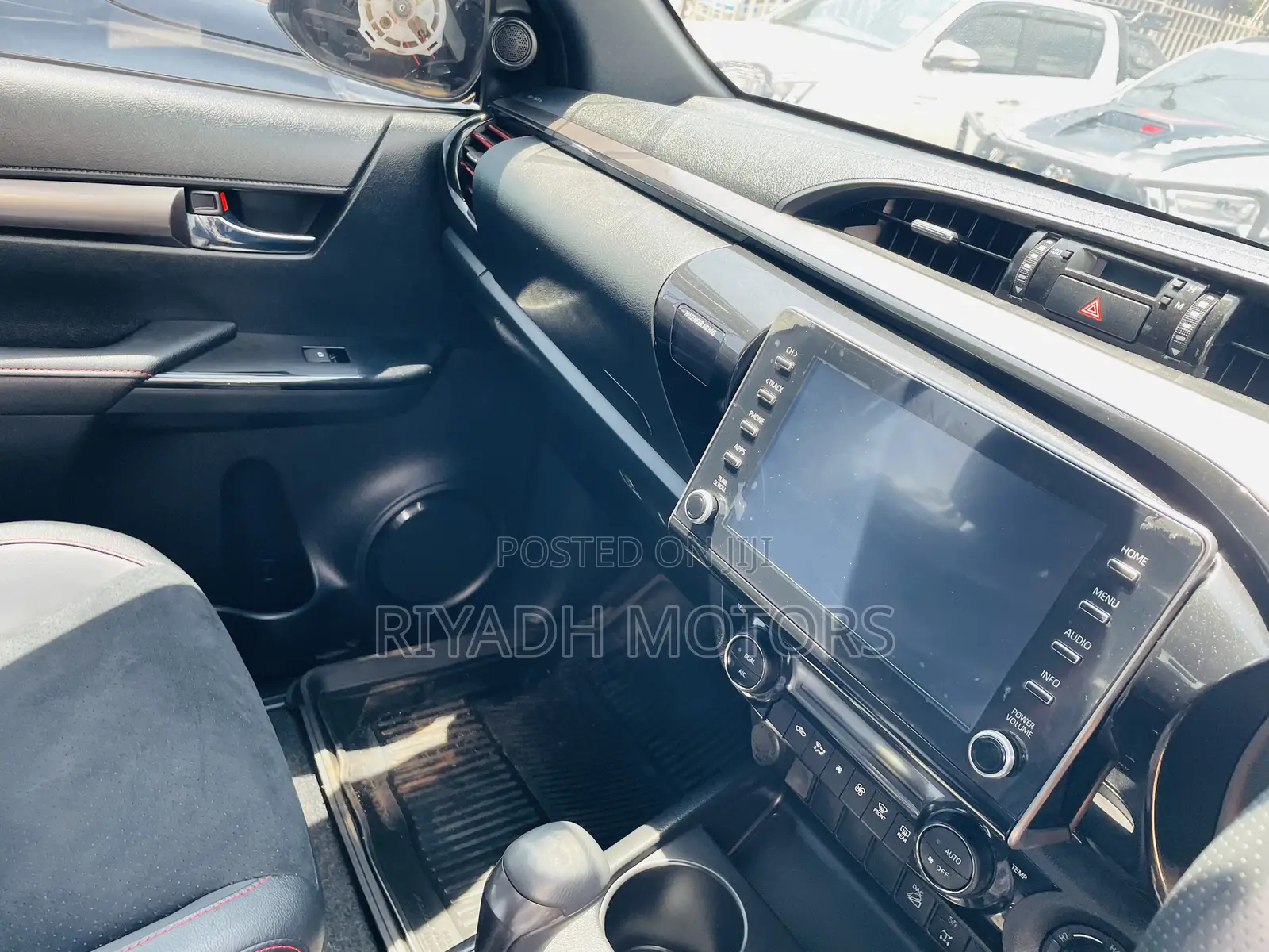 Toyota Hilux 2022 White