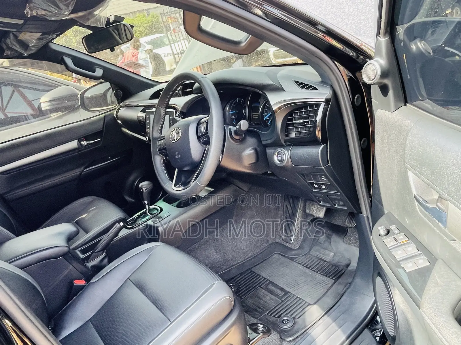 New Toyota Hilux 2023 Black