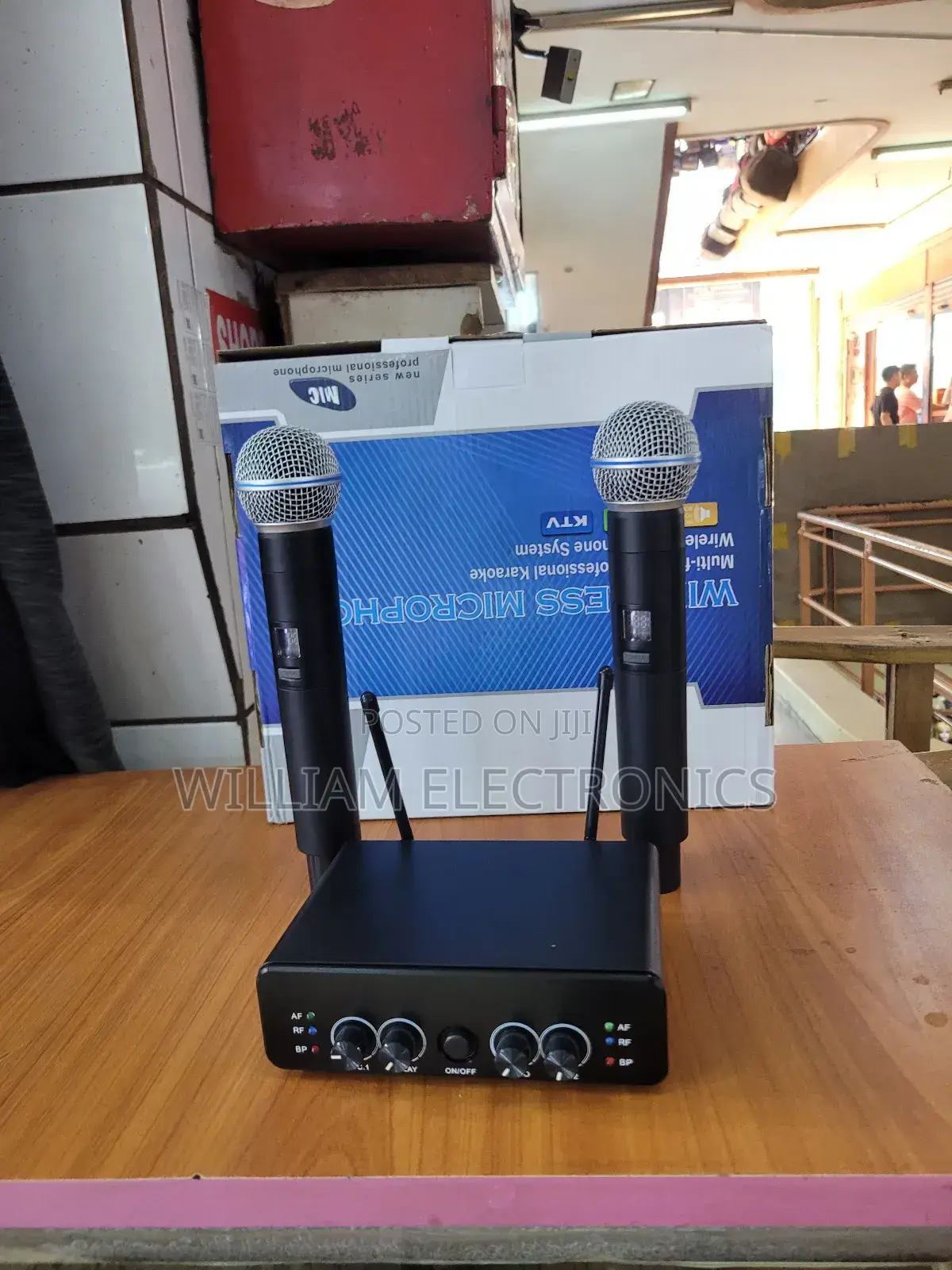 Dual UHF Wireless Microphone/Super Cardioid Microphone