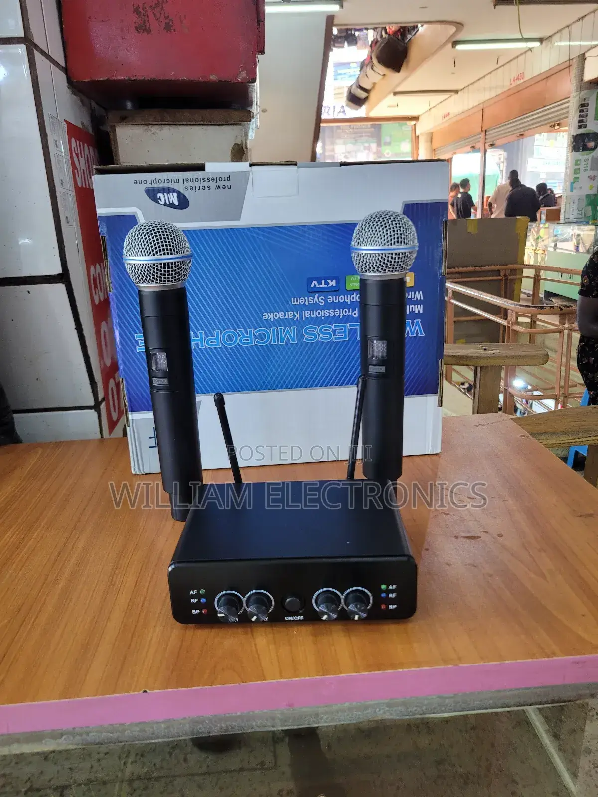 Dual UHF Wireless Microphone/Super Cardioid Microphone