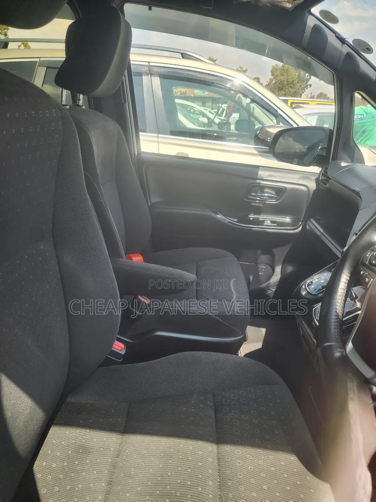 Toyota Noah 2.0 AWD (8 Seater) 2018 White