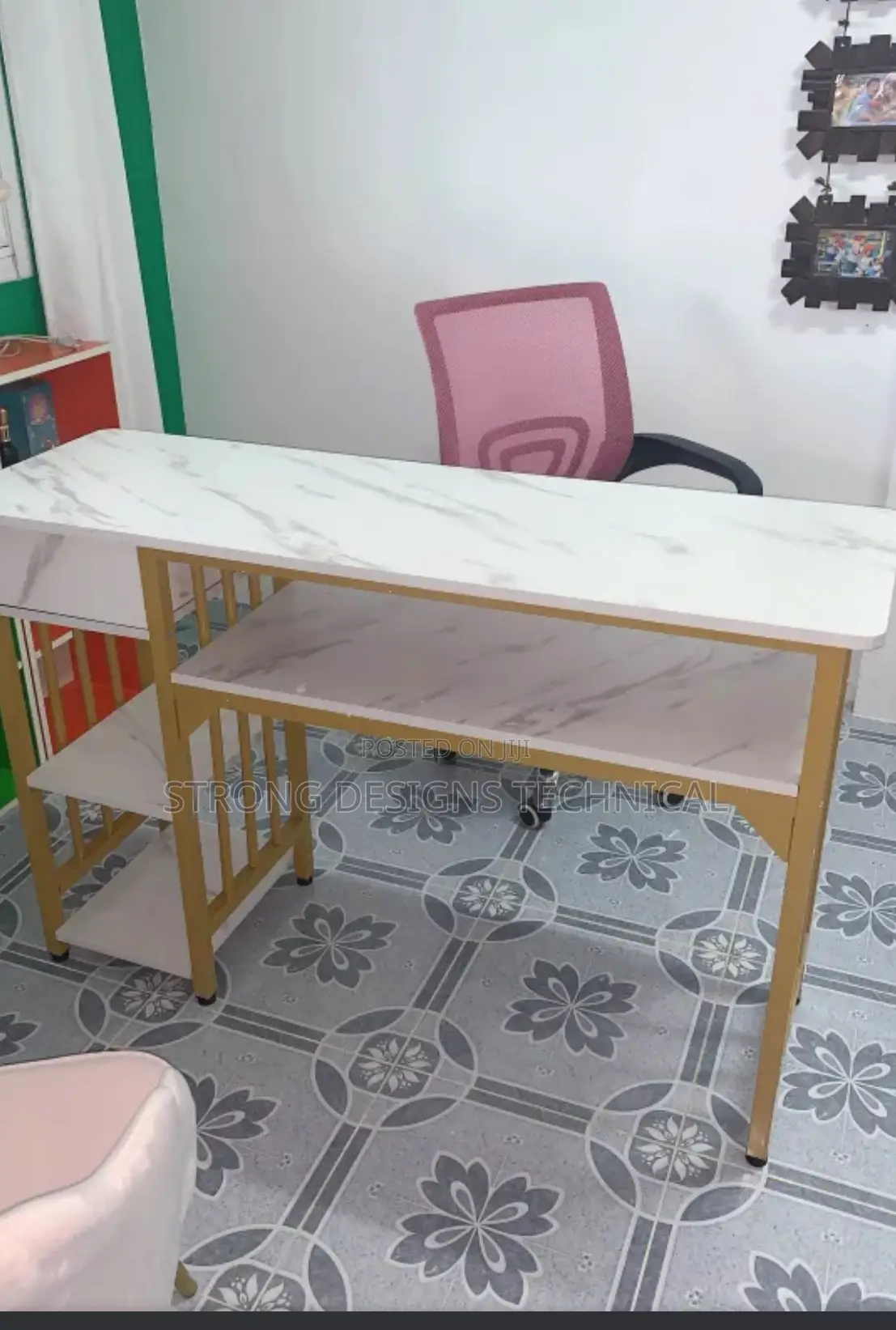 Manicure Table
