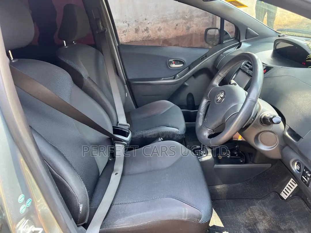 Toyota Vitz 1.5 FWD 5dr 2009 Gray