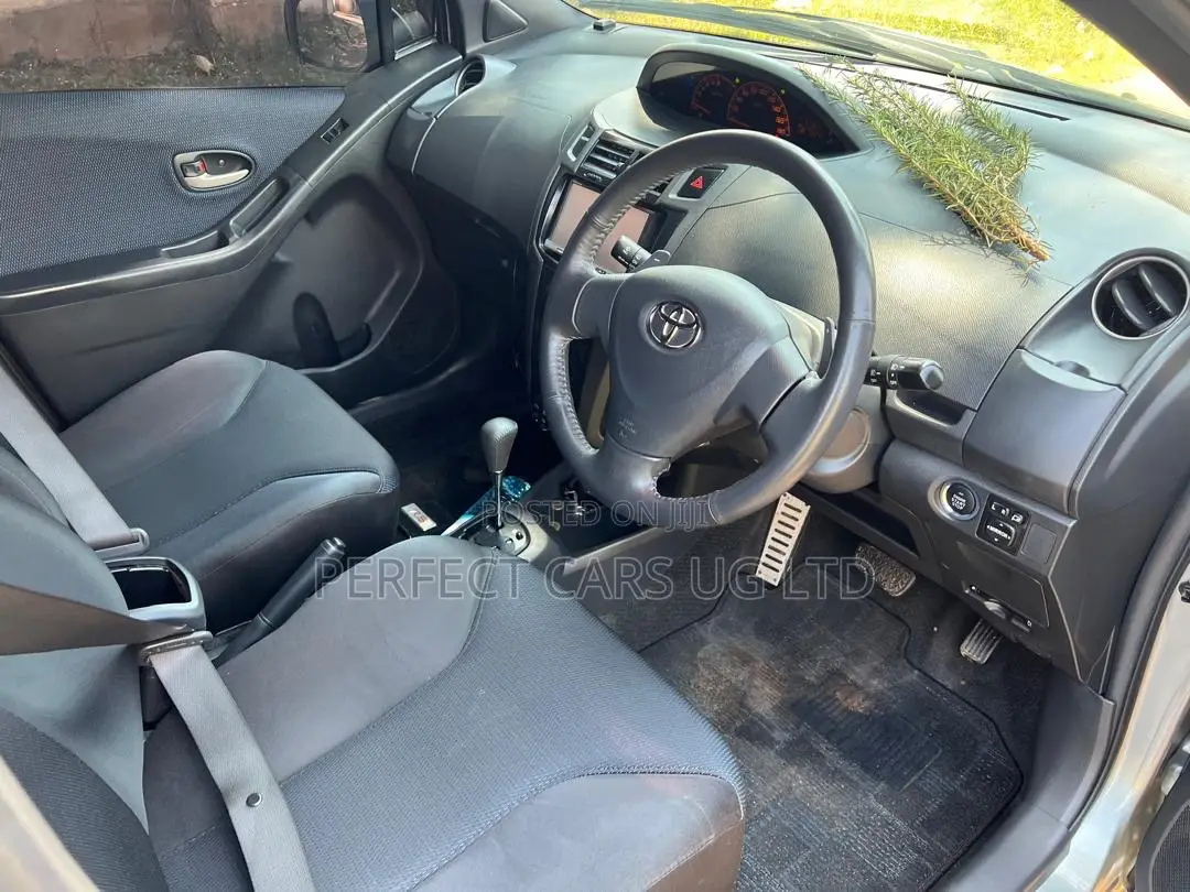 Toyota Vitz 1.5 FWD 5dr 2009 Gray