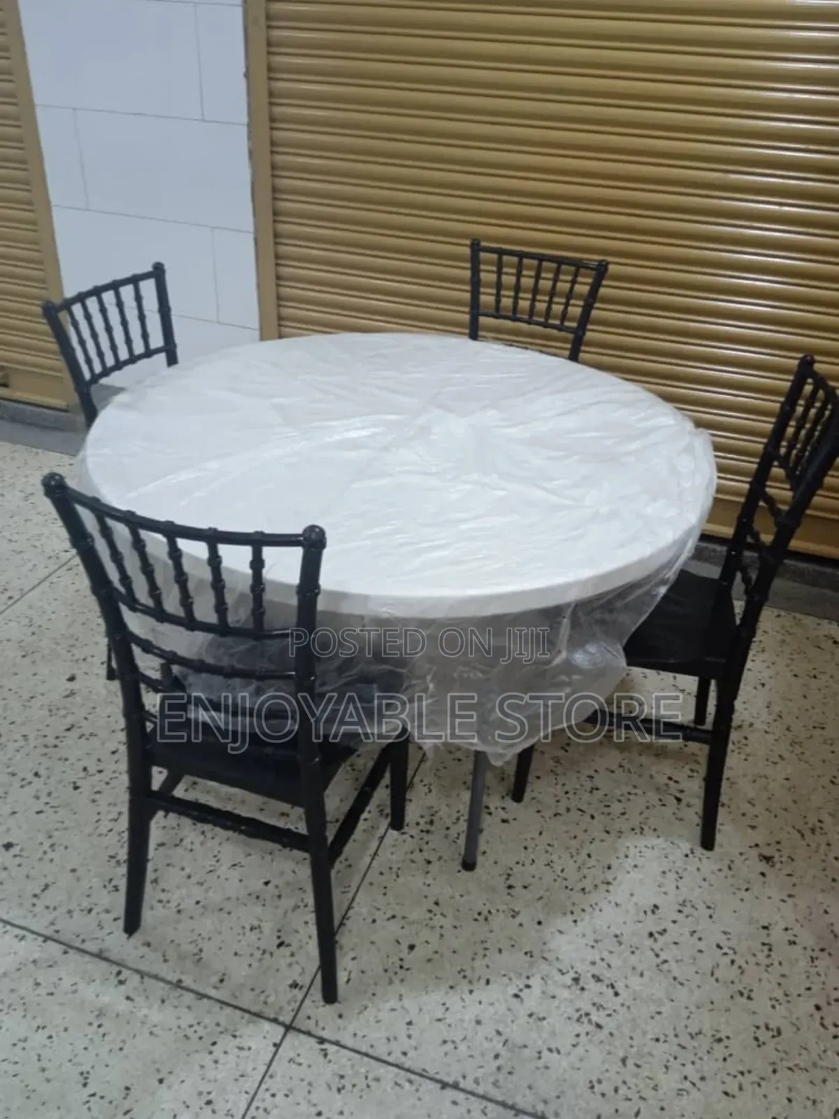 Outdoor Plastic 4 Chairs and Table for Dining/Garden/Hotel