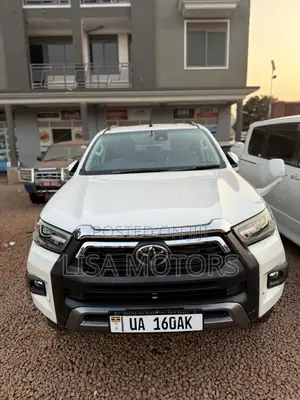 Toyota Hilux 2022 White