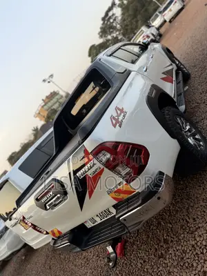 Toyota Hilux 2022 White