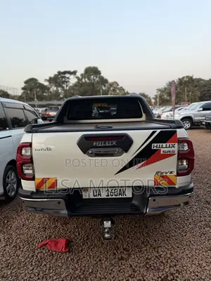Toyota Hilux 2022 White
