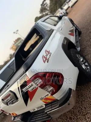 Toyota Hilux 2022 White