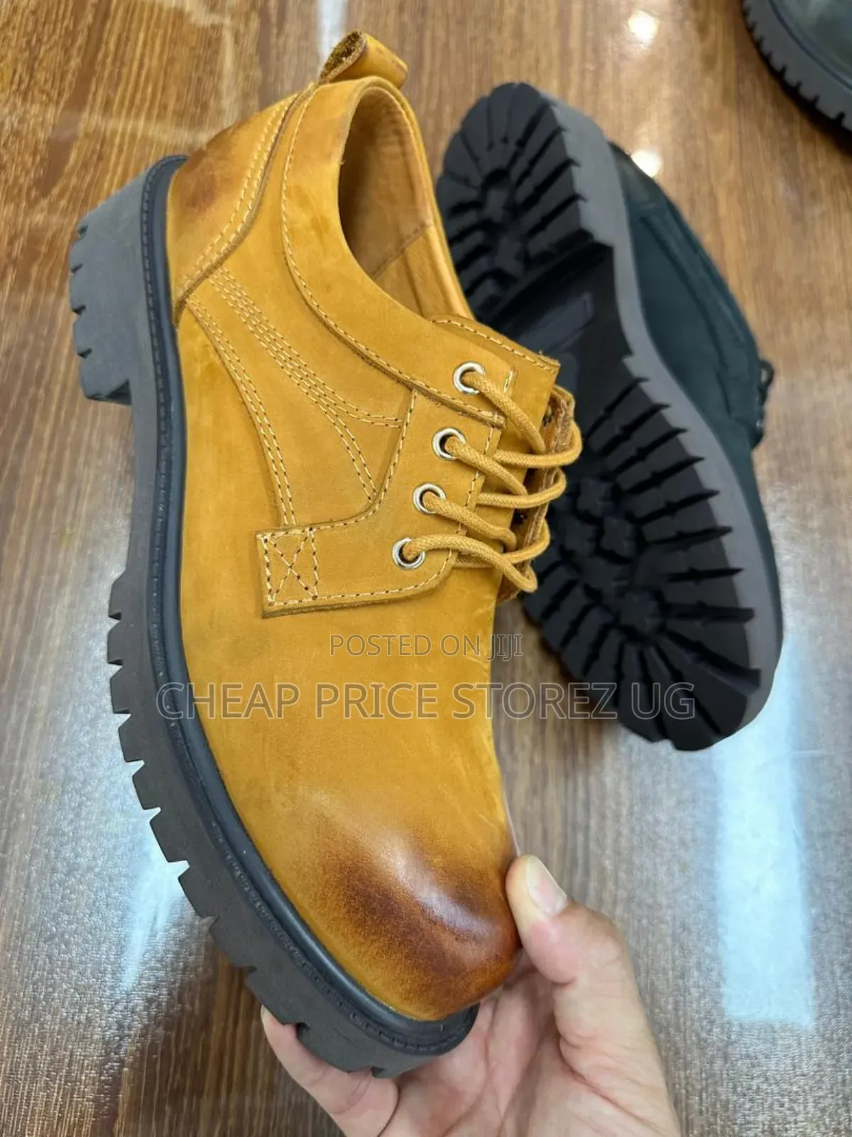 Yollow Shoes Man's