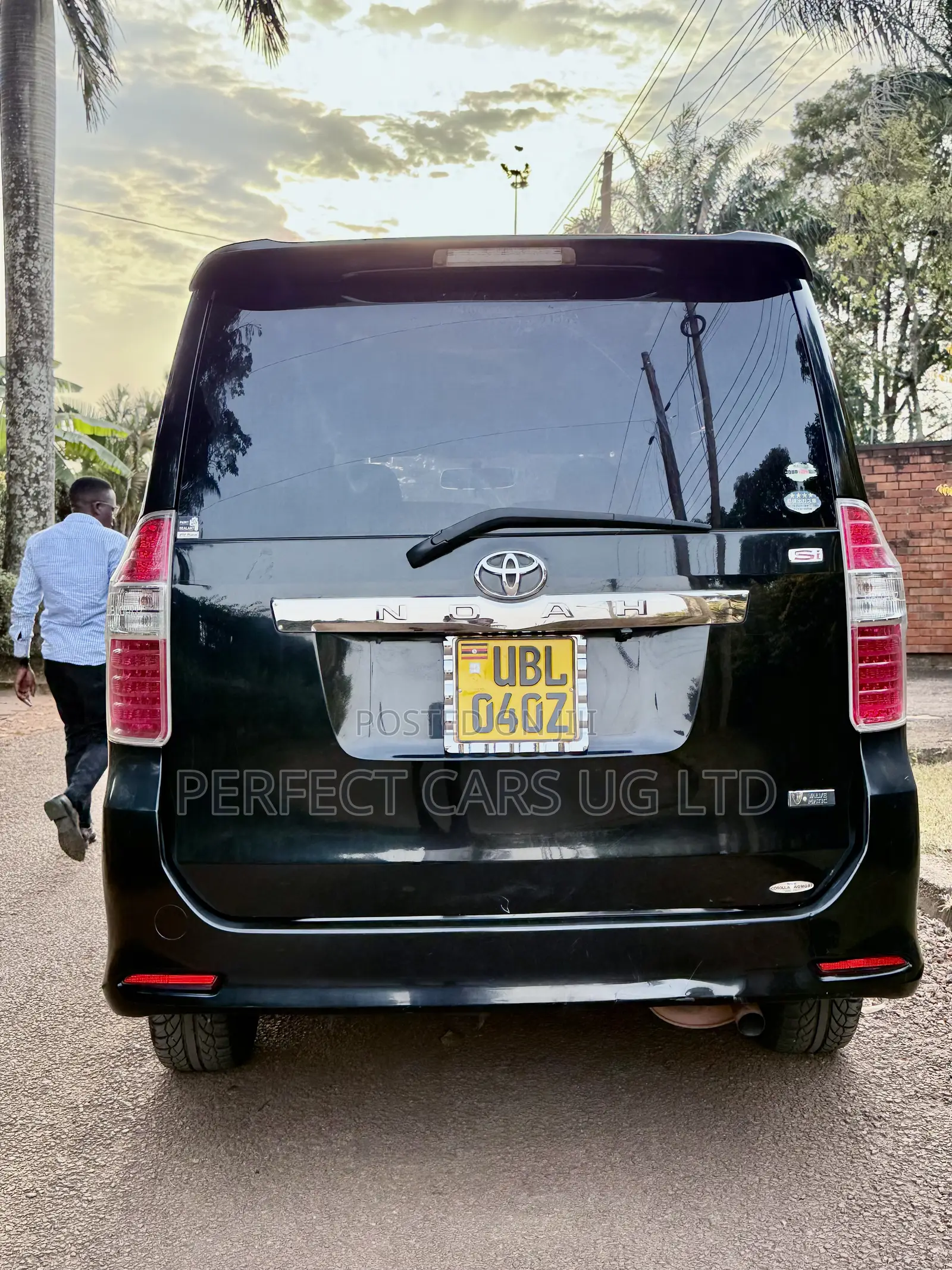 Toyota Noah 2.0 143hp FWD (8 Seater) 2009 Black