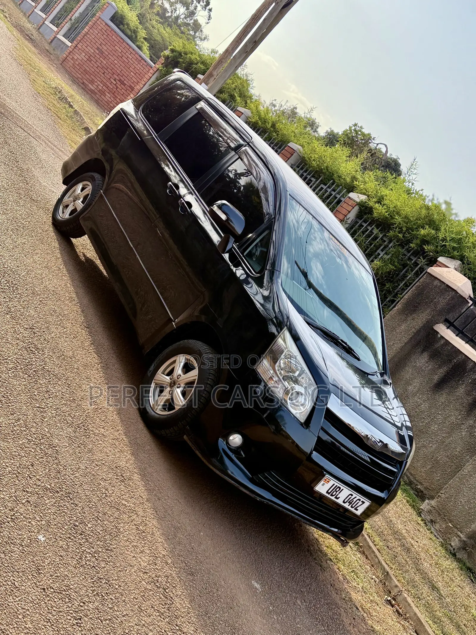 Toyota Noah 2.0 143hp FWD (8 Seater) 2009 Black