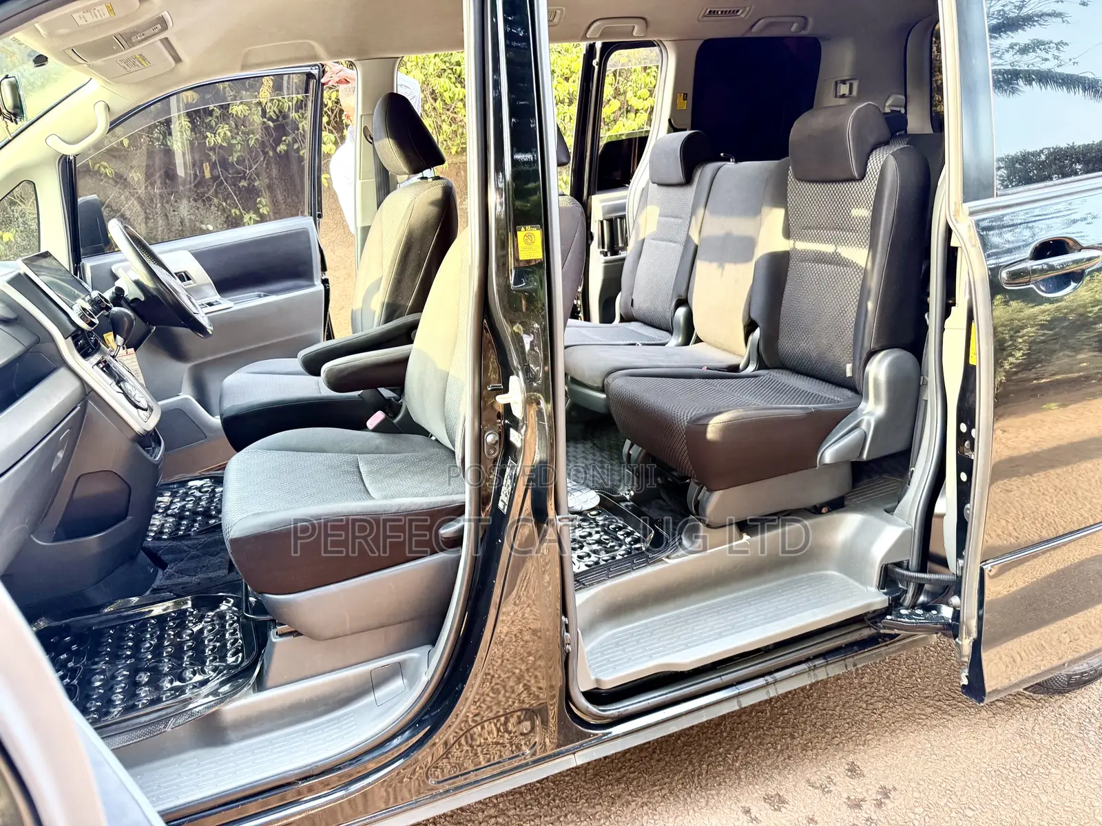 Toyota Noah 2.0 143hp FWD (8 Seater) 2009 Black