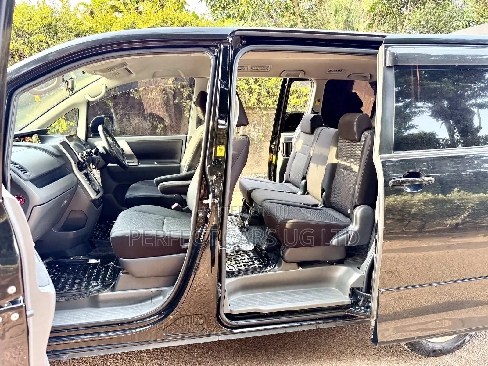 Toyota Noah 2.0 143hp FWD (8 Seater) 2009 Black
