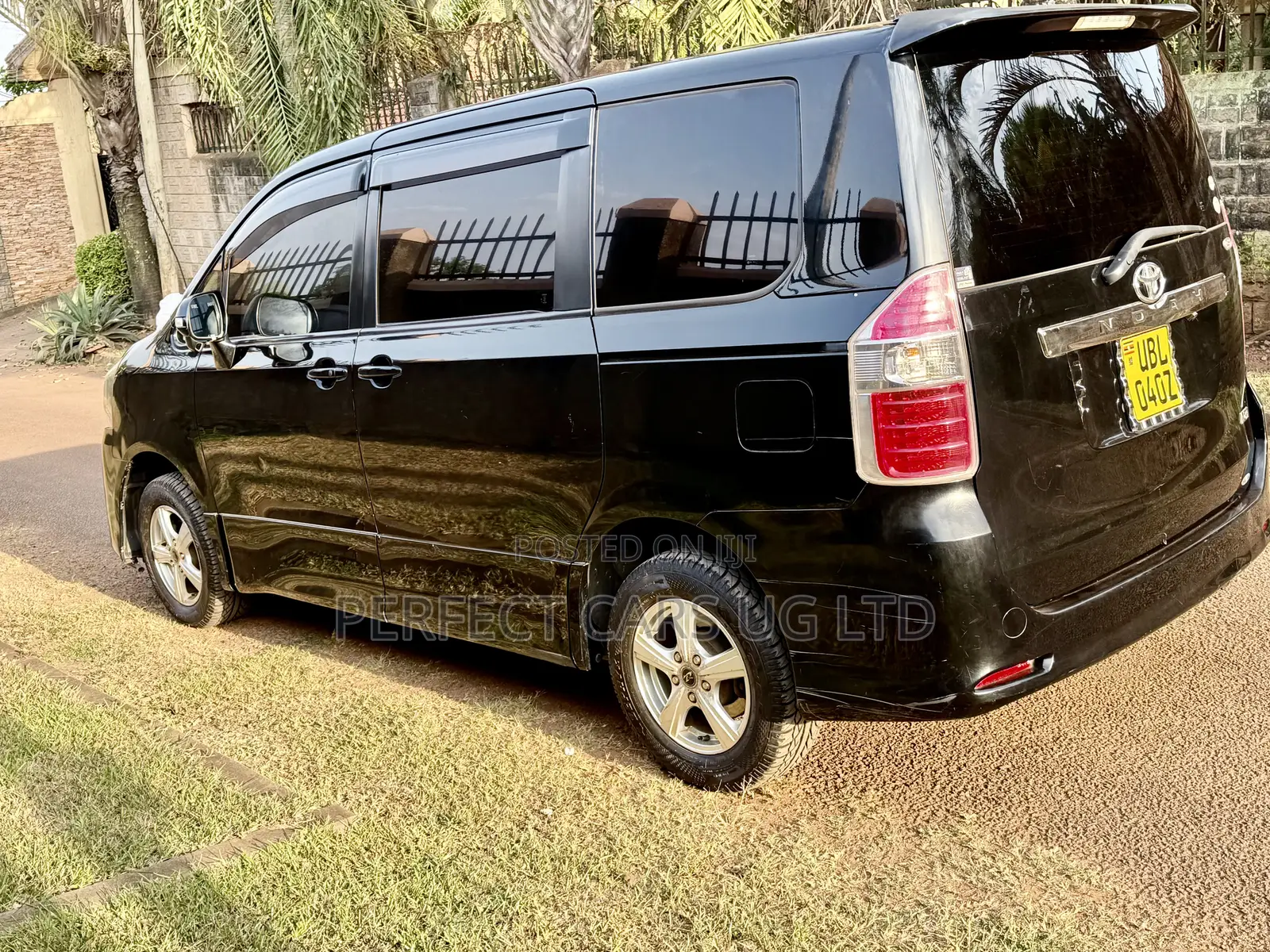 Toyota Noah 2.0 143hp FWD (8 Seater) 2009 Black