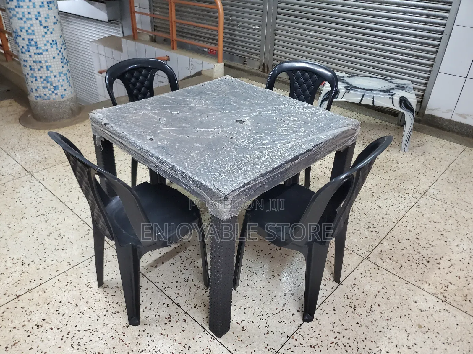 Black Plastic Table and 4 Chairs Set for Hotel/Garden