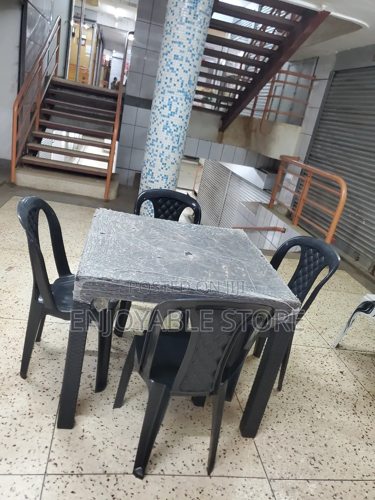 Black Plastic Table and 4 Chairs Set for Hotel/Garden