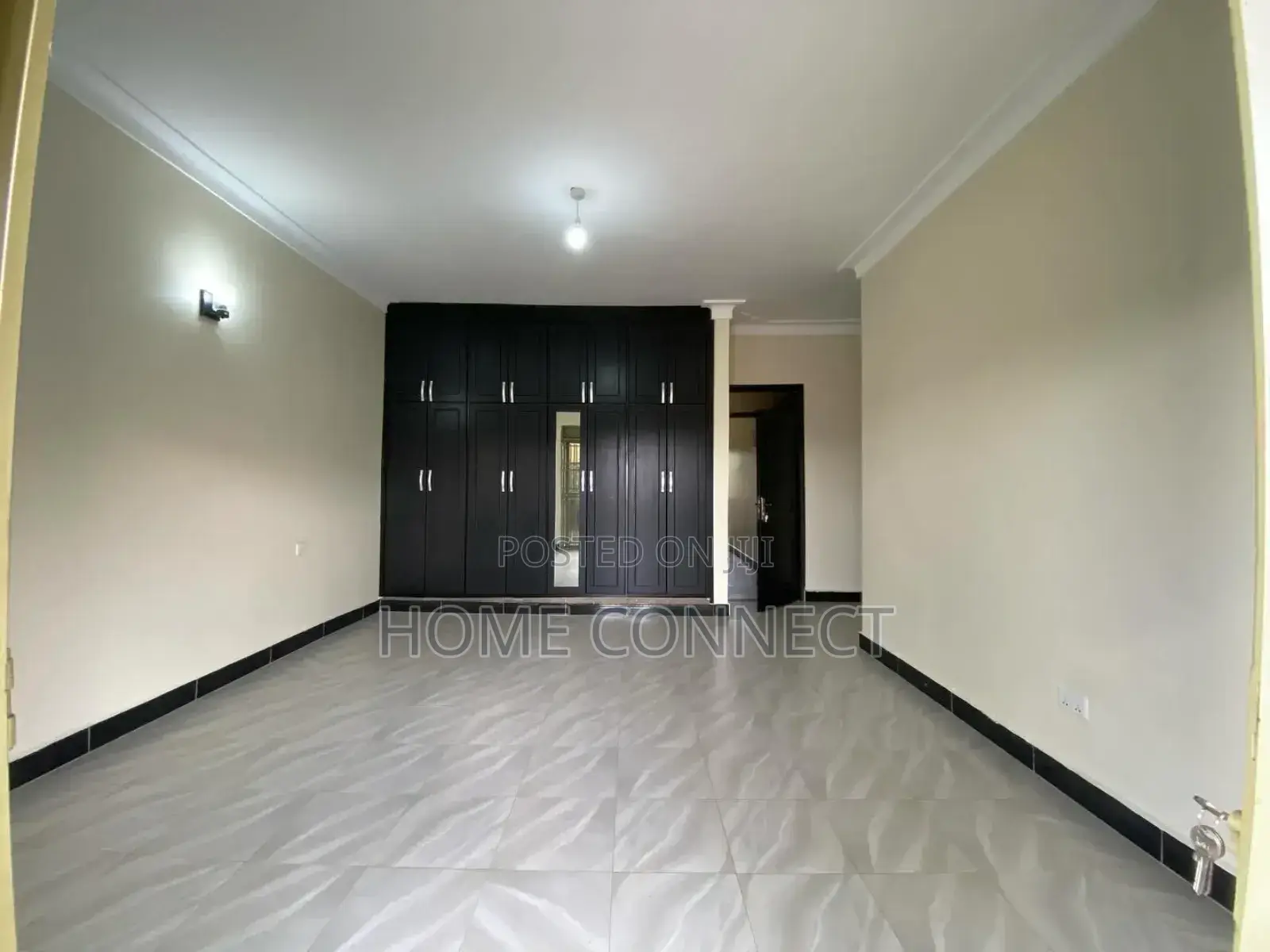 3bdrm Apartment in Luzira Lake Drive, Central Division for rent