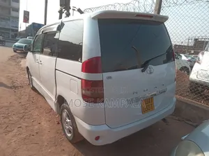 Photo - Toyota Noah 2.0 FWD (8 Seater) 2004 White
