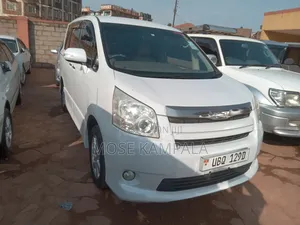Photo - Toyota Noah 2009 White