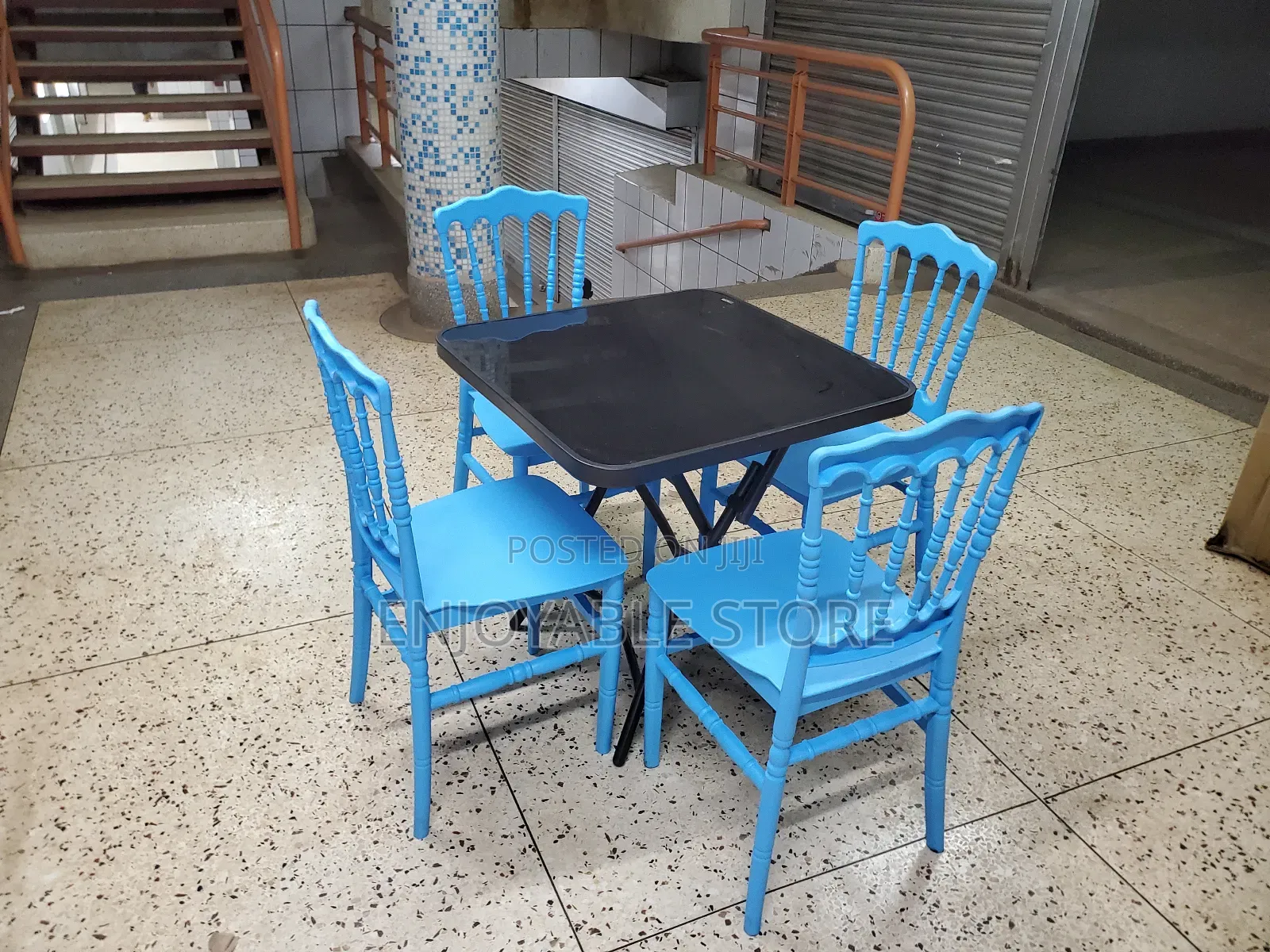 Plastic Vip Restaurant Chairs and Foldable Table