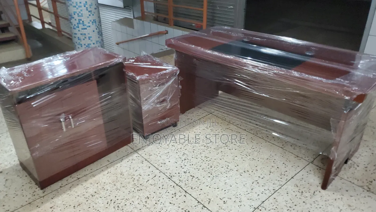 Executive Office Desks With Movable Drawers 1.6mtrs